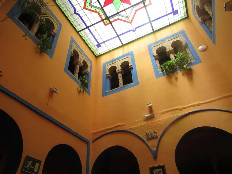 Agua que no se ve, sombra que se siente: el patio vuelve a ser la pieza clave